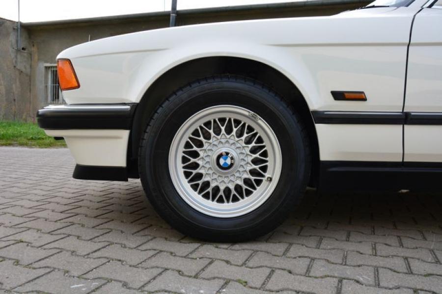 Детали экстерьера BMW 740i (E32) 1992 года  (UK) (фото 106 из 170)